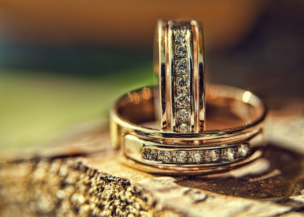 gold wedding rings with diamond band