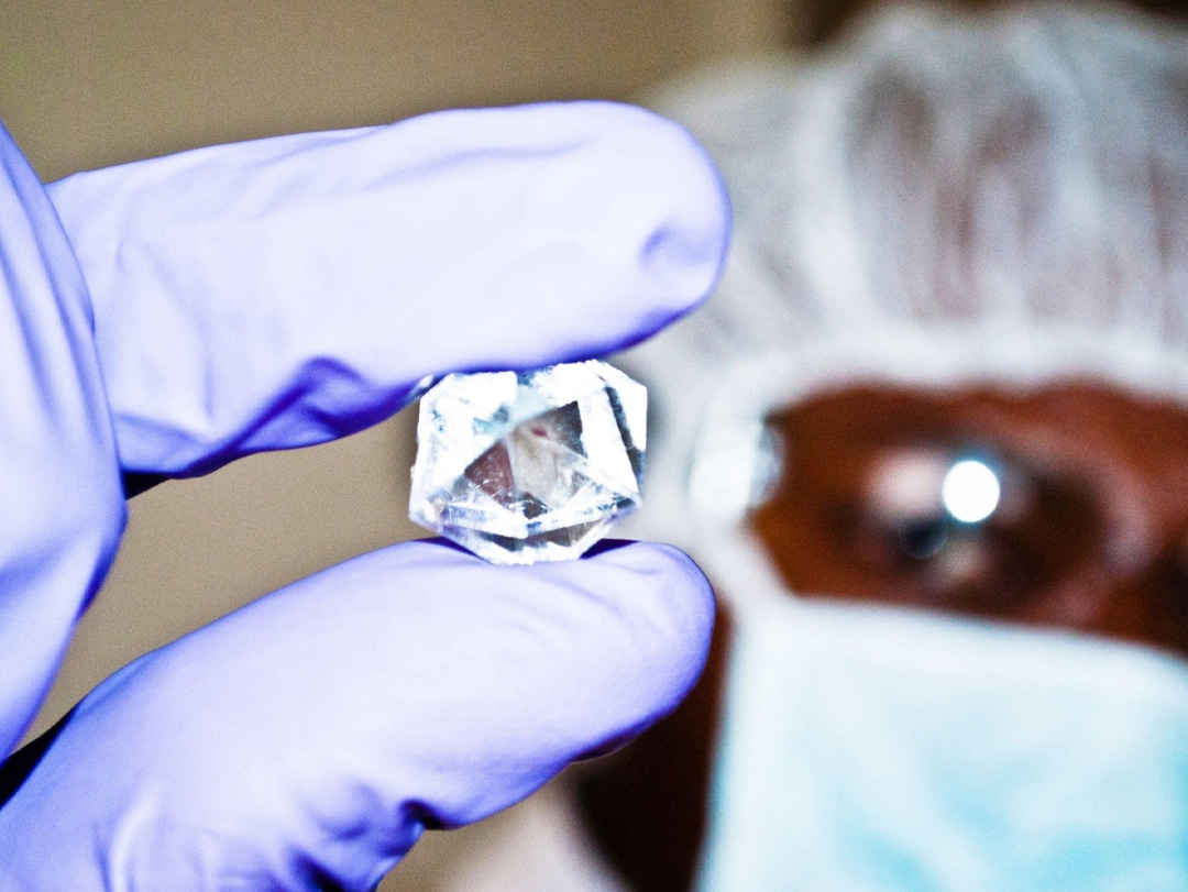 When it comes to ensuring the authenticity of a diamond, paying attention to its physical characteristics is crucial. A real diamond will have unique physical properties that distinguish it from other gems or imitations. Look for properties such as a high level of hardness, transparency, and clarity. You should also inspect the stone for any signs of scratches, chips, or cloudiness. These are all indicators that the diamond may not be authentic. By being mindful of these physical characteristics, you can ensure that you are purchasing a real diamond.